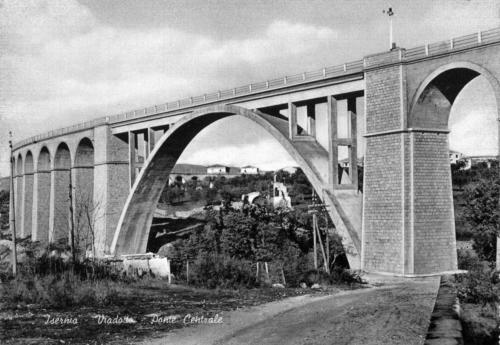 Isernia, 1960 circa, arco centrale in cemento del nuovo viadotto Santo Spirito