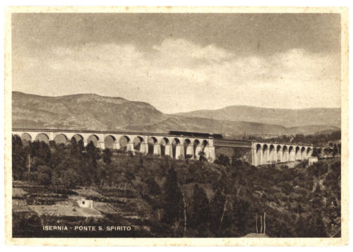 Isernia, veduta con treno del viadotto Santo Spirito in ferro