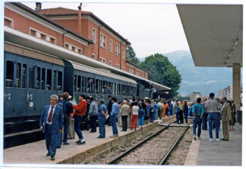 Isernia, stazione ferroviaria, 1986, treno storico